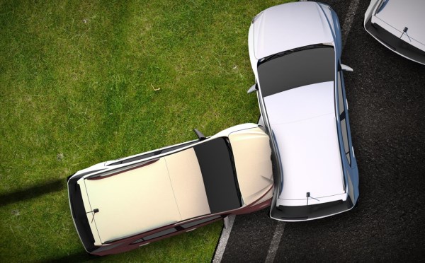 Kaza sonrası iki araç sürücüsünün kaza tespit tutanağı doldurması