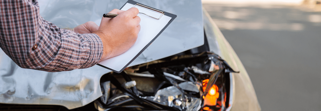 Kaza sonrası iki araç sürücüsünün kaza tespit tutanağı doldurması