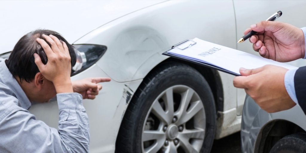 Kaza sonrası iki araç sürücüsünün kaza tespit tutanağı doldurması